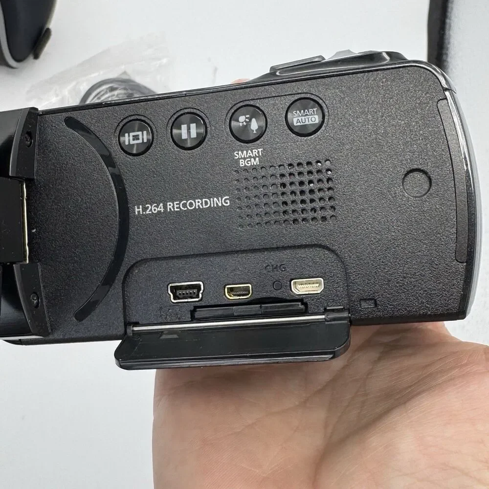 Samsung HMX-F80 HD Camcorder 16GB SD Card Case Battery Charger EUC